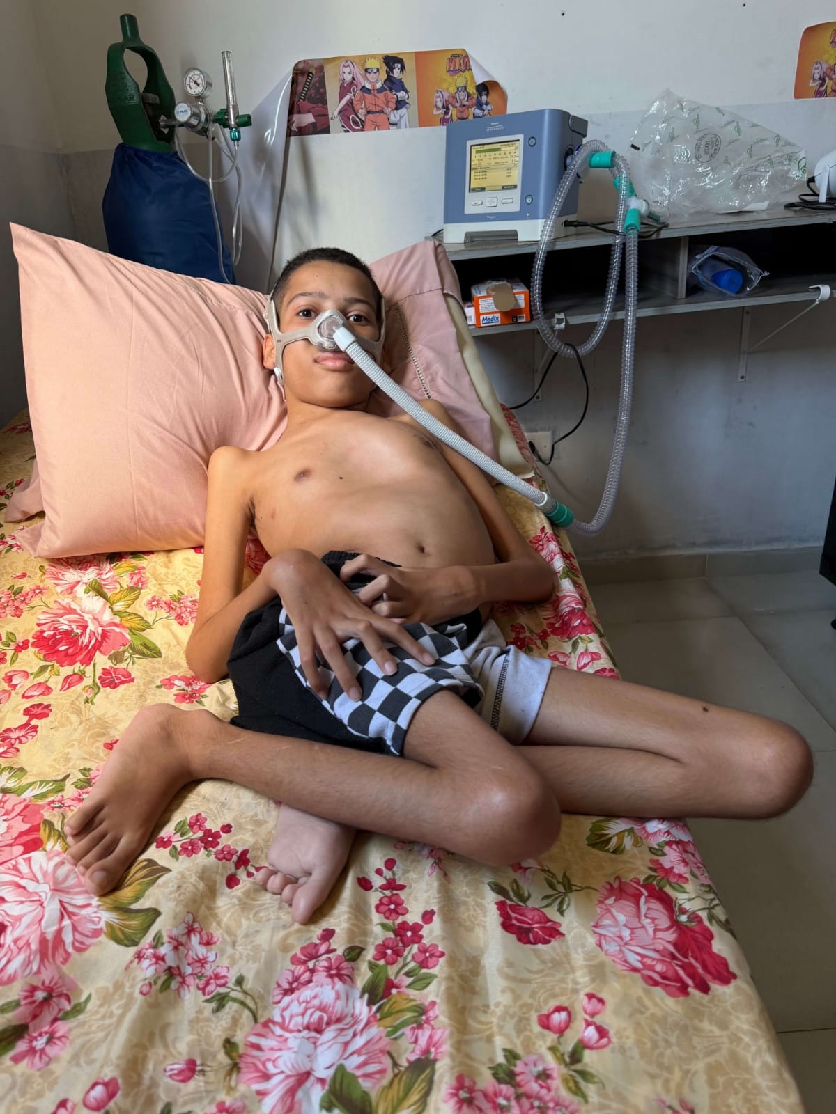 Kauê usando máscara de ventilação em casa