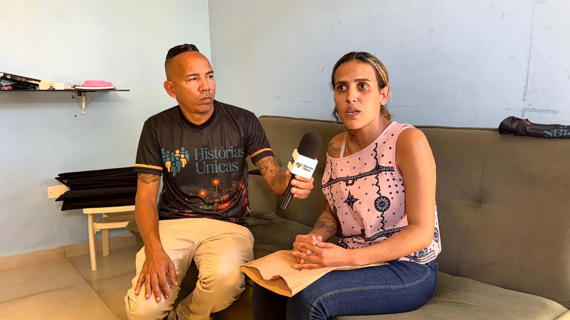 Priscila dando entrevista ao lado do repórter do Histórias Únicas